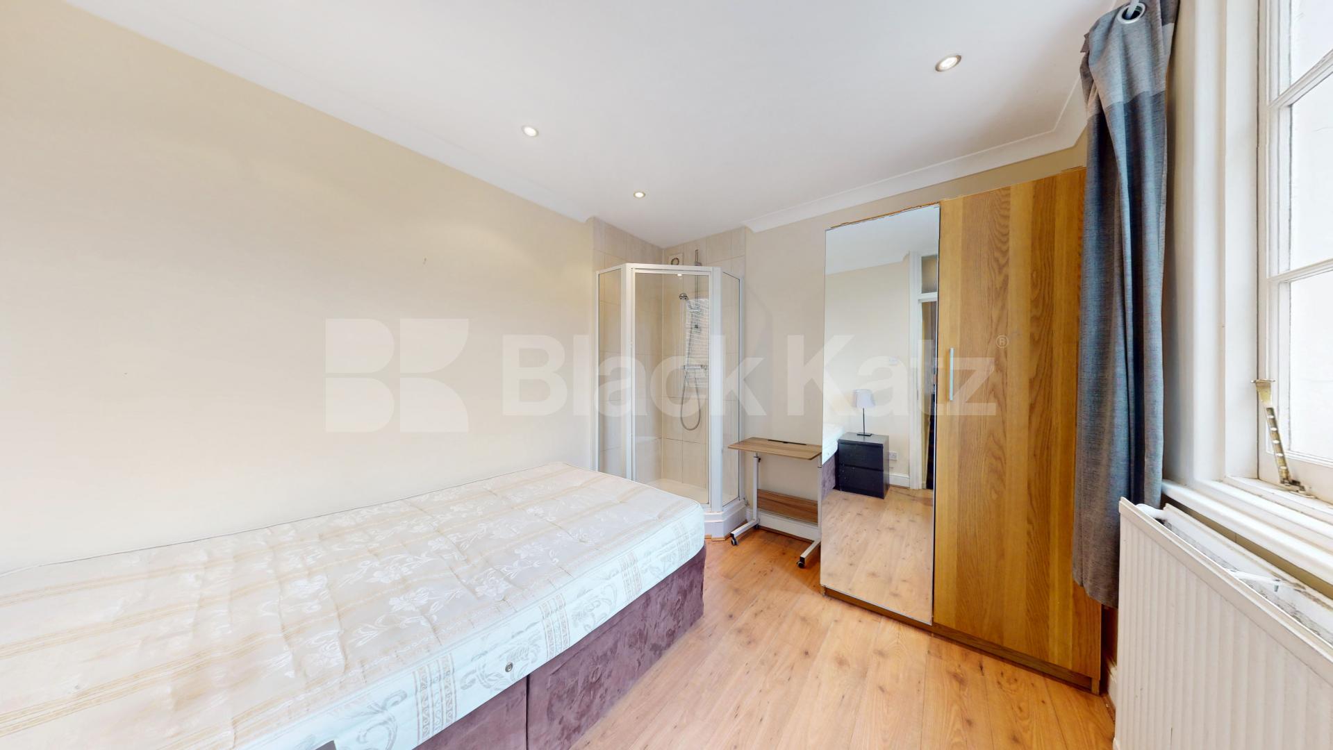 Stylish 3 Bedroom Flat on Quiet Residential Street Rochester Road, Camden